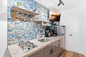 Private kitchen - 2-bedroom apartment in lovely Honolulu with AC for your stay (Honolulu)