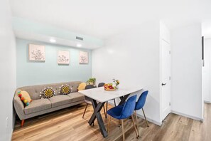 Dining - 2-bedroom apartment in lovely Honolulu with AC for your stay (Honolulu)