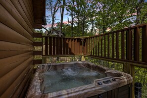 Outdoor spa tub - A View To A Dream 4 Bedroom Home (Sevierville)