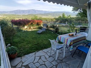 Outdoor dining - Garden Apartment in Panorama Kariani with Free Parking & BBQ, Near the Sea (Paralia Ofriniou)