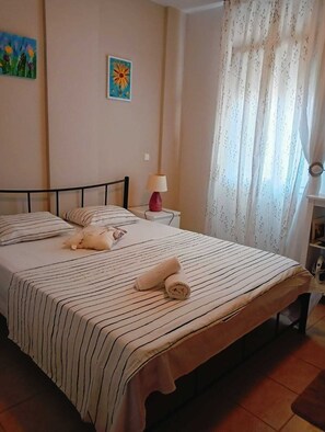 5 bedrooms, iron/ironing board, WiFi, bed sheets - Garden Apartment in Panorama Kariani with Free Parking & BBQ, Near the Sea (Paralia Ofriniou)
