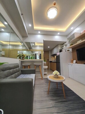 Interior - VictoriansHome @ The Grass w/ Bridgeway to SM North and access to MRT& Transport (Quezon City)