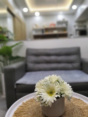 Living area - VictoriansHome @ The Grass w/ Bridgeway to SM North and access to MRT& Transport (Quezon City)