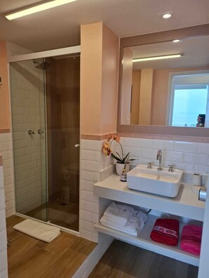 Shower, hair dryer, towels, soap - Atlantic Avenue, Post 6, Incredible View  (Rio de Janeiro)