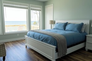 5 bedrooms, desk, iron/ironing board, travel cot - Lake Michigan Vacation Rental in Manistee - Private Beach, Hot Tub, Sleeps 14+ (Manistee)