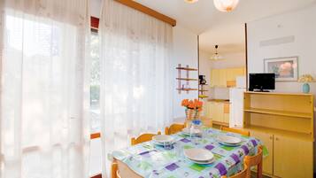 Villa, 2 Bedrooms, Patio, Garden View | Dining room