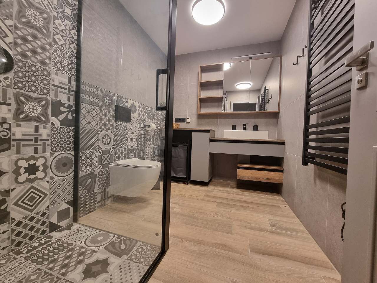 Douche, sèche-cheveux, serviettes fournies, savon