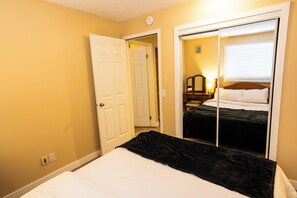 House, 2 Bedrooms, Accessible | 2 bedrooms - Charming 2-bedroom House in Central Calgary (Calgary)