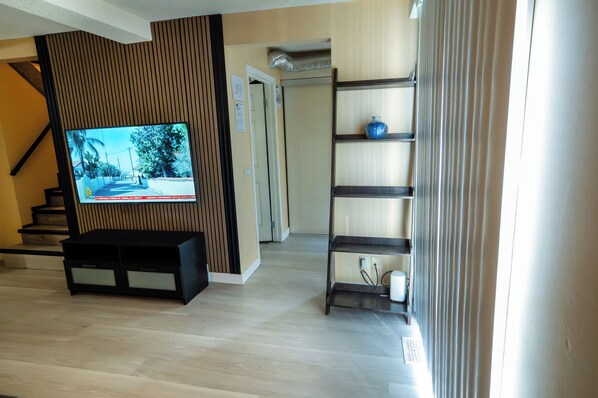 House, 2 Bedrooms, Accessible | Living room - Charming 2-bedroom House in Central Calgary (Calgary)