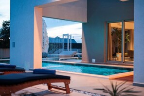Outdoor pool - Luxury Villa Near Supetar – Peaceful Škrip Retreat (Škrip)