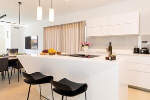 Private kitchen - Luxury Villa Near Supetar – Peaceful Škrip Retreat (Škrip)