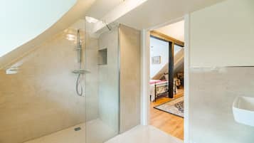 Regadera, amenidades de baño gratuitas, secadora de cabello, toallas