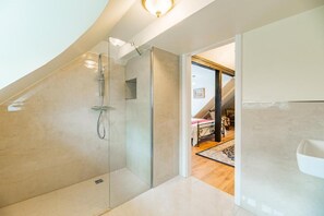 淋浴設備、免費盥洗用品、吹風機、毛巾