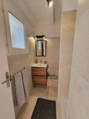 Towels, toilet paper - Renovated T2 apartment with parking at Les Minimes, La Rochelle (La Rochelle)