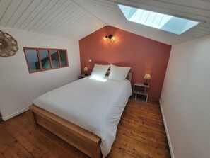 1 bedroom, bed sheets - Renovated T2 apartment with parking at Les Minimes, La Rochelle (La Rochelle)