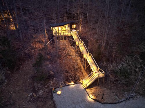 Bigfoot's Bluff | Hot Tub| Forest Canopy Cabin RRG | Located 5 Min From Nada Tunnel!