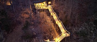 Bigfoot's Bluff | Hot Tub| Forest Canopy Cabin RRG | Located 5 Min From Nada Tunnel!
