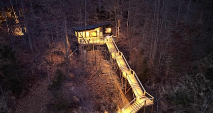 Bigfoot's Bluff | Hot Tub| Forest Canopy Cabin RRG | Located 5 Min From Nada Tunnel!