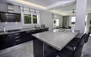 Villa | Private kitchen - Tranquil Sea View Villa for 8 (Marbella)
