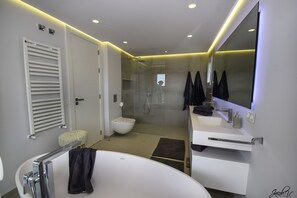 Villa | Bathroom - Tranquil Sea View Villa for 8 (Marbella)