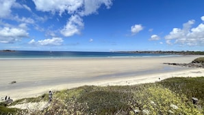 A beach with a clear sky and a few clouds. - Duplex Apartment With Terrace and sea View (Le Conquet)