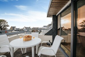 Apartment | Outdoor dining - Duplex Apartment With Terrace and sea View (Le Conquet)