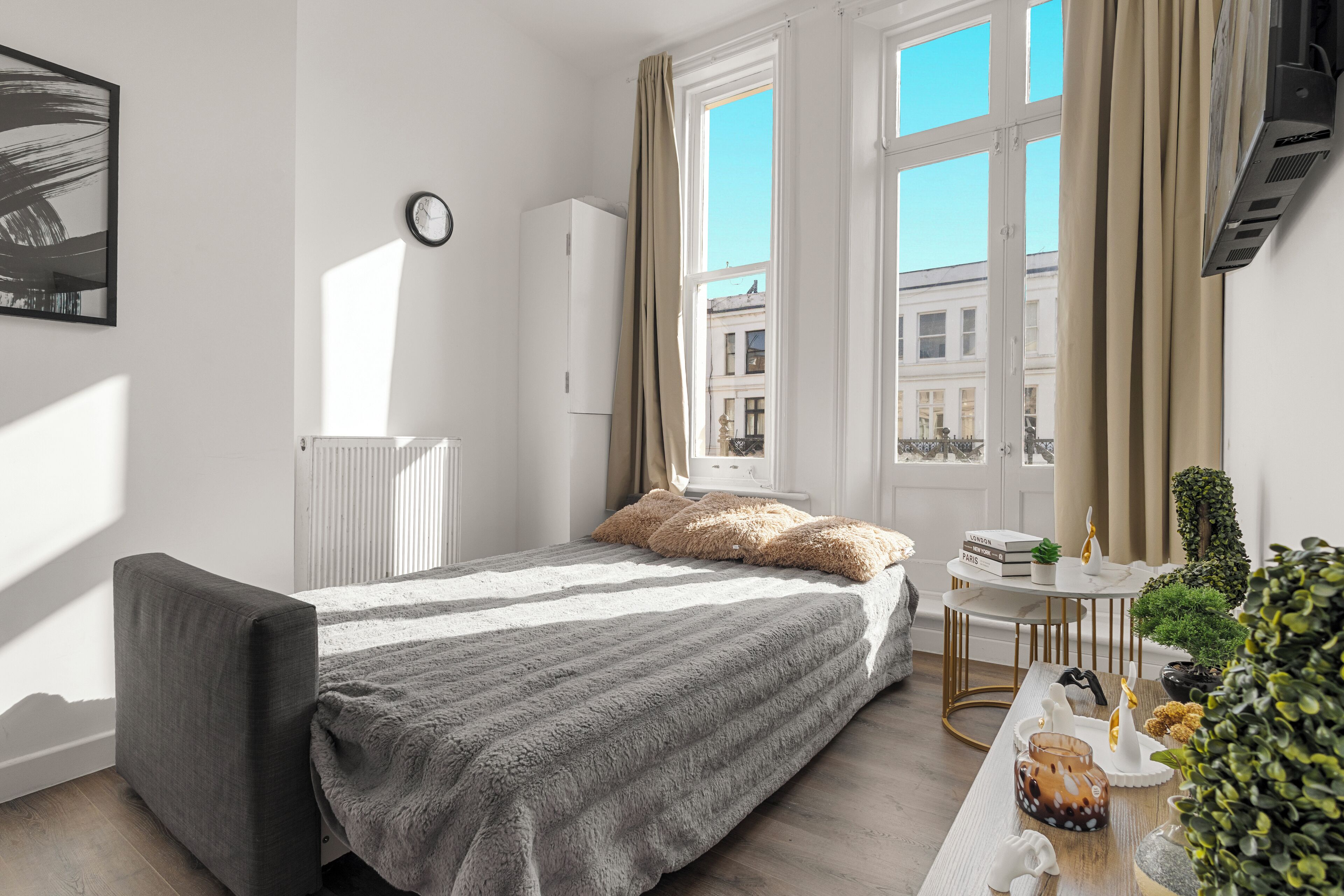 Iron/ironing board, WiFi, bed sheets