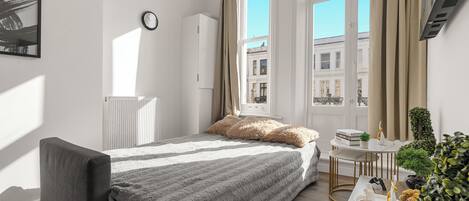 Iron/ironing board, WiFi, bed sheets