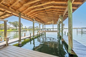Marina - The Bay House 🌊 Bayfront Escape w/ Pool, Dock, Game Room & Firepit | Sleeps 16 (Fort Walton Beach)