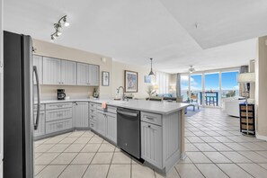 Fridge, microwave, oven, stovetop - 🏖️Island Princess 400 - Paradise On The Beach | Gulf Front | Pool🏖️ (Fort Walton Beach)