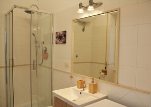 Shower, hair dryer, bidet, towels - Francy's House, just minutes from the Vatican (Roma)