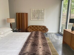1 bedroom, iron/ironing board, WiFi, bed sheets - A modern masterpiece, The Glass House Water Mill, private & surrounded by nature (Water Mill)