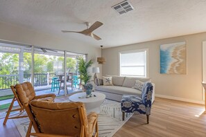 Smart TV, books - Holly's Garden: North end canal front home steps to the beach. (Anna Maria)