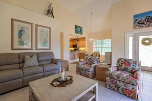 Smart TV, books - The Gulf Lookout: A beachfront escape (Anna Maria)