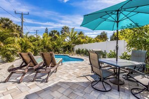 Outdoor dining - Queen Palm: centrally located pool home. (Bradenton Beach)
