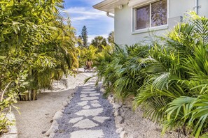 Property grounds - Queen Palm: centrally located pool home. (Bradenton Beach)