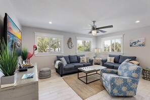 Smart TV, books - Queen Palm: centrally located pool home. (Bradenton Beach)