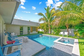 A heated pool - Coastal Vibes: Pool homes steps to the white sand beaches on Anna Maria Island (Holmes Beach)