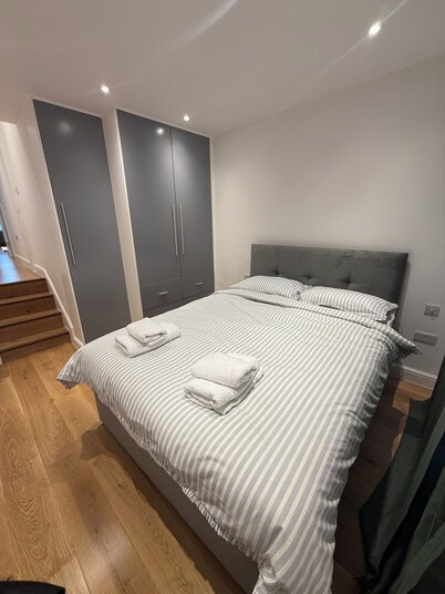London apartment 10 minutes from Westfield shopping centre