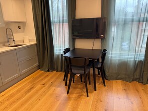 Dining - London apartment 10 minutes from Westfield shopping centre (London)