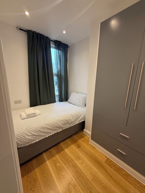 2 bedrooms, iron/ironing board, free WiFi, bed sheets - London apartment 10 minutes from Westfield shopping centre (London)