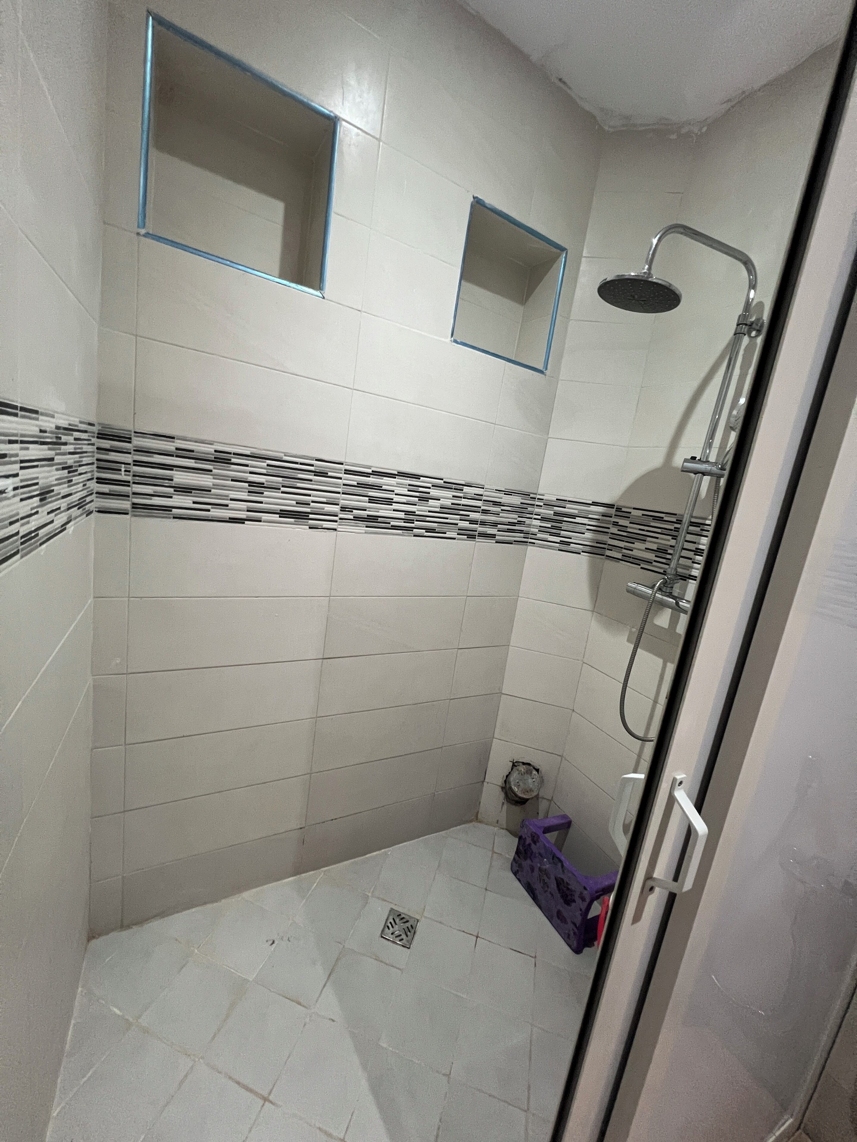 Douche, bidet, serviettes fournies, papier toilette