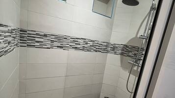 Douche, bidet, serviettes fournies, papier toilette