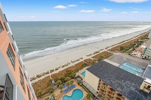 Ein Strandhotel mit Pool, Zugang zum Strand und Meerblick.