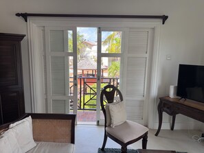 Living area - Cozy 2-bedroom apartment in charming Beach with AC and gym access (Beach)