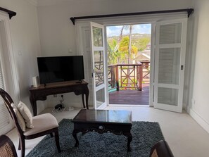 Living area - Cozy 2-bedroom apartment in charming Beach with AC and gym access (Beach)