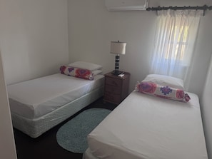 2 habitaciones, tabla de planchar con plancha, wifi y ropa de cama 