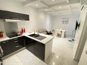 Fridge, microwave, oven, stovetop - La Mer Veille - Terrace with sea view. Pets welcome! (Saint-Raphaël)