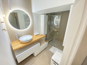 Shower, hair dryer, towels, soap - La Mer Veille - Terrace with sea view. Pets welcome! (Saint-Raphaël)