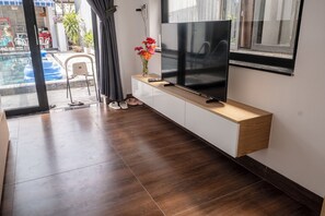 Deluxe Double Room, Balcony, Garden View | Interior